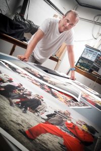 Jerome Gorce vérifie les derniers tirages fine art du carnaval de dunkerque, qui seront exposés à Arles par Vincent Aglietti dans le cadre des voies off 2017 à la Galarie Constantin. dans le cadre des voies off 2017