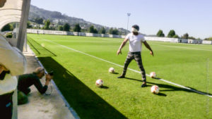 Le photographe Vincent Aglietti cadre l'ancien gardien de football du Portugal Neno, il a les yeux bandés et est entouré de quatre ballons sur le stade d'entrainement.