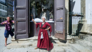 Vincenzo Cirillo place son modèle devant une scène religieuse, photographié par Vincent Aglietti.