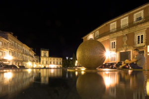 Photo de nuit à Guimaraes place de la miséricorde.