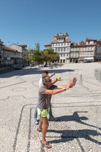 Vincenzo Cirillo place Pedro de Guimaraes pour une photo devant son oeuvre en vue de l'exposition Aqui nasceu Portugal. Photographié par Vincent Aglietti.