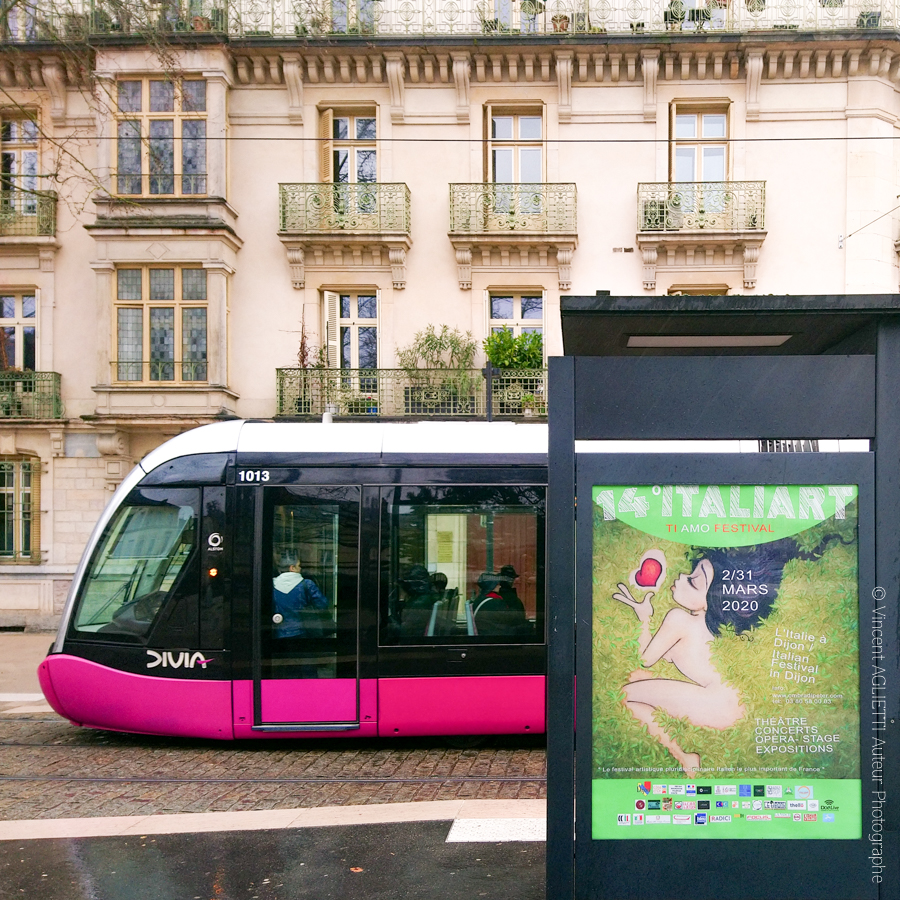 Campagne d'affichage du 14éme Italiart de Dijon sur les lignes de tramway Divia. L'exposition "Aqui Nasceu Portugal"Dans le cadre du jumelage des deux, villes fait partie de ce 14éme festival..