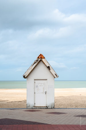 Pistache Vanille Praliné Une petite cabane sur les bords de la plage de knokke le zoute.Une superposition de couleurs du trottoir à l'horizon.La Boutique Caméra Singulier.