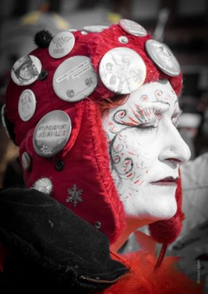 La Boutique Caméra Singulier. Carnaval de Dunkerque Les premiers rayons de soleil baignent le carnaval de Bergues. Portait d’une carnavaleuse.