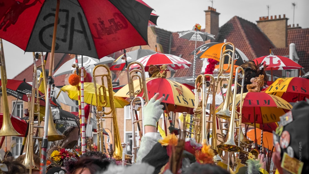 Trombones et berguenards portés à bout de bras au carnaval de Bergues