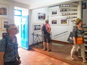 Des visiteurs découvrent l'exposition photographique « Carnaval de Dunkerque » présentée à la galerie Constantin lors des Voies Off d'Arles.
