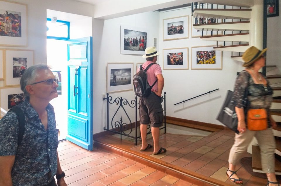 Des visiteurs découvrent l'exposition photographique « Carnaval de Dunkerque » présentée à la galerie Constantin lors des Voies Off d'Arles.