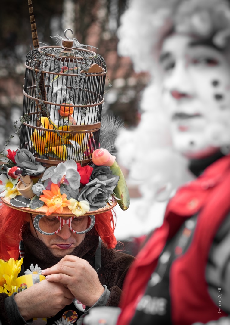 Sans Contrefaçon, Sans Contrefaçon, deux carnavaleux ajustent leur cletche avant de rentrer dans le cortège du Carnaval.