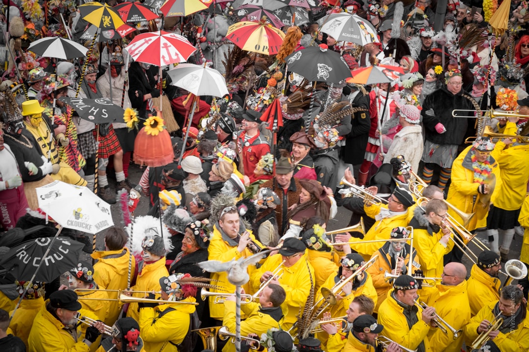 La bande est prête à repartir les musiciens occupent le bas de l'image tout de jaune vêtu et les premières lignes le haut de l'image.