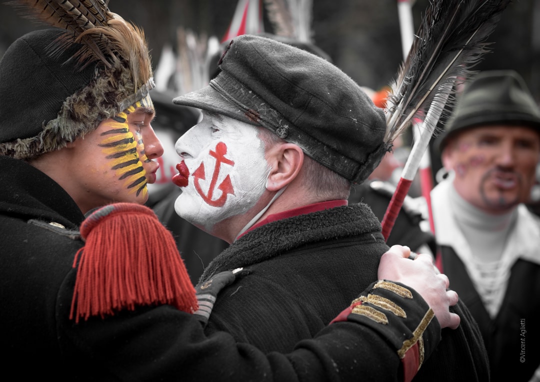 deux carnavaleux s embrassant sur la bouche en signe de bonjour, c'est le zotche.