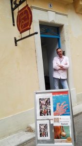 soiree de venissage a la galerie de constantin de l exposition, carnaval de dunkerque par vincent aglietti a arles durant les voies off .