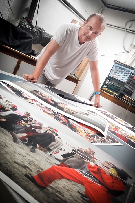 Jérôme Gorce contrôle de grands tirages Fine Art du Carnaval de Dunkerque avant leur validation.