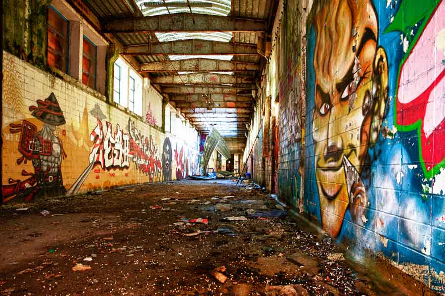 Une galerie recouverte de graffs conduisant au coeur des anciens abattoirs des tanneries.