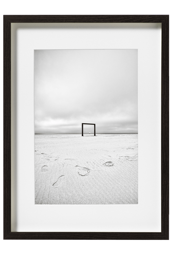 Un Portique formant un cadre naturel sur la plage de Knokke et un voilier passant au même moment.