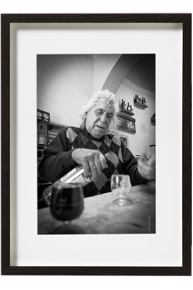 Un patron de bar se sert un verre. Carlos est un patron de bar à la Mouraria quartier de Lisbonne.