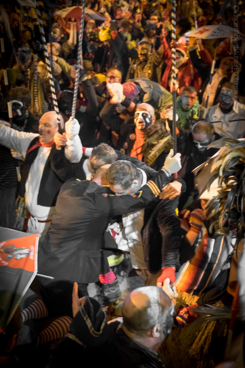 Deux hommes se recueillent un genou à terre pendant l'hymne à Jean Bart, ils se relèveront ensuite pour achever le rigodon.