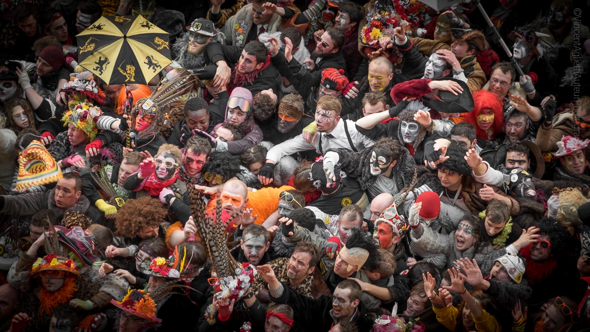 Le traditionnel jet de harengs depuis la mairie de Dunkerque en fevrier 2018, une foule de carnavaleux se malmènent afin de s'offrir un hareng.