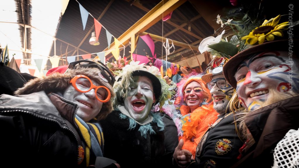 Des carnavaleux accueillent les visiteurs dans une chapelle du Carnaval de Dunkerque.