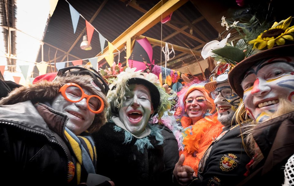Des carnavaleux accueillent les visiteurs dans une chapelle du Carnaval de Dunkerque.