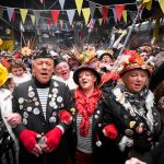 Soudés comme il se doit, tous les carnavaleux de la chapelle des dockers bras dessus bras dessous entonnent la cantate à Jean-Bart et l'hommage à Cô-Pinard.