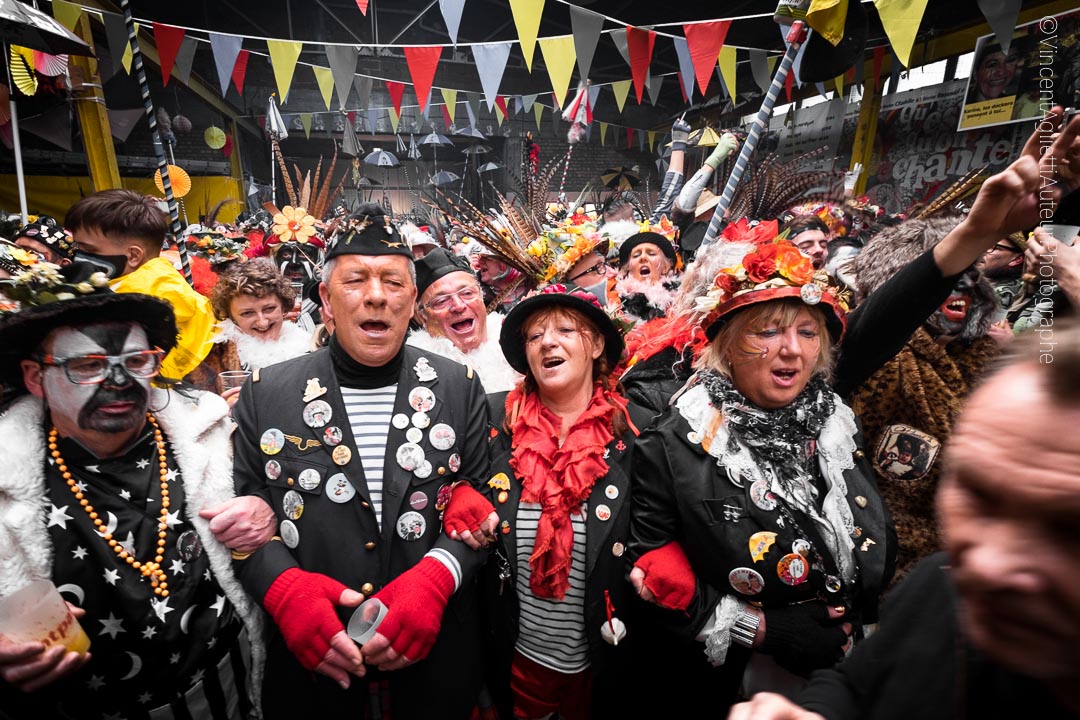 Soudés comme il se doit, tous les carnavaleux de la chapelle des dockers bras dessus bras dessous entonnent la cantate à Jean-Bart et l'hommage à Cô-Pinard.