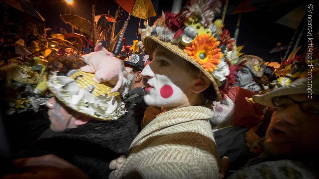 Carnavaleux entraînés dans le rigodon de la Citadelle lors du Carnaval de Dunkerque.