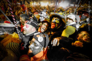 Carnavaleux réunis lors du rigodon final du Carnaval de Dunkerque.