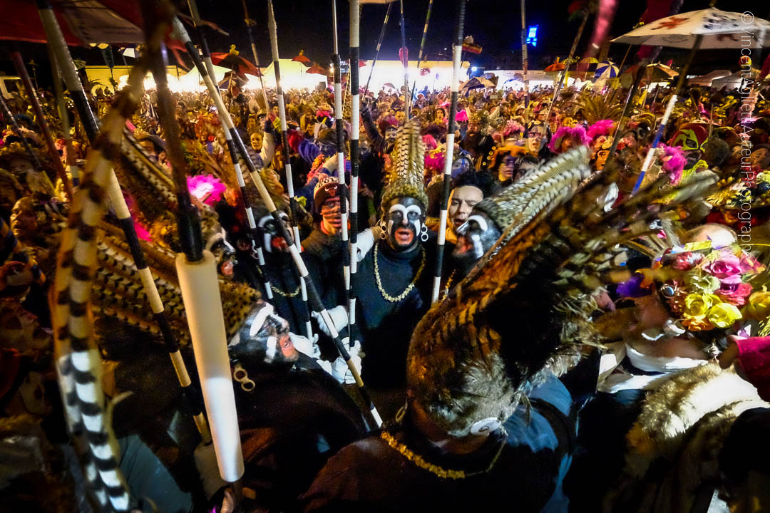 Les Noirs, bras levés et serrés les uns contre les autres, chantent la cantate à Jean-Bart pendant le Carnaval de Dunkerque.