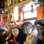 Trois carnavaleux pendant les trois joyeuses refont le monde du carnaval. La fatigue est prête à faire place à la fête.