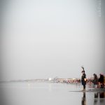 Carnaval de Dunkerque.Un carnavaleux en pause au premier plan, il urine dans une retenue d'eau abandonnée par la marée...d'autres carnavaleux s'alignent et pratiquent la même scène.