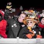 Carnaval de Dunkerque .Un groupe de femmes, à la fenêtre d'un immeuble, immortalise à l'aide de leur portable la bande de Malo chantant les refrains bien connus également de ces carnavaleuses.