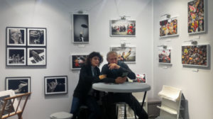 Sophie Leroux et Vincent Aglietti accueillent les visiteurs sur leur stand au salon Art3F Bruxelles.