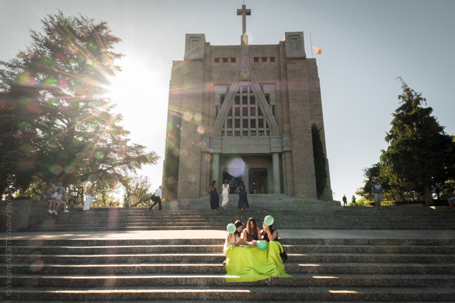 Trois jeunes femmes sont assises aux pieds des marches de l'église de la Penha un ballon vert à la main Photo pour l'exposition Guimaraes, Aqui Nasceu Portugal de Vincent Aglietti et Vincenzo Cirillo.