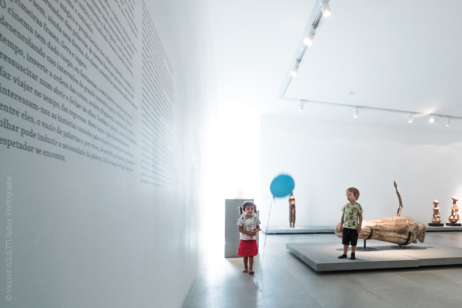 Deux enfants jouent avec un ballon bleu dans le Centre international des arts José de Guimarães. Photo pour l'exposition Guimaraes, Aqui Nasceu Portugal de Vincent Aglietti et Vincenzo Cirillo.
