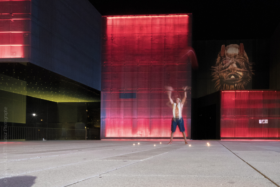 Un artiste la nuit devant Le Centre international des arts José de Guimarães. Photo pour l'exposition Guimaraes, Aqui Nasceu Portugal de Vincent Aglietti et Vincenzo Cirillo.