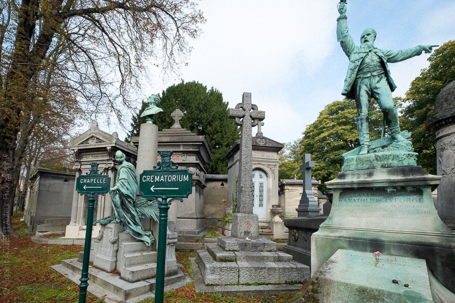 Carrefour du cimetière du Père Lachaise,plusieurs statues et poteaux s'interpellent.