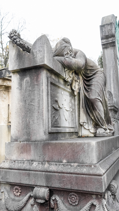 Tombeau de Lenoir et Vavin. Sculpture exécutée par Democrito Gandolfini représentant une femme affaissée sur un sarcophage.