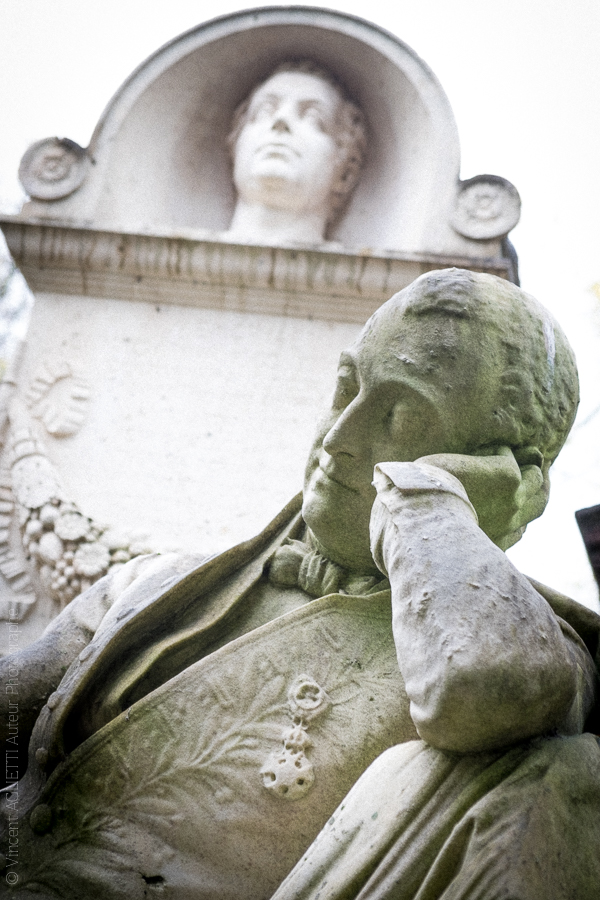 Statue de Louis Visconti architecte français né à Rome. Statue de Pierre Simard. Père Lachaise.