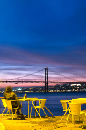 Ponte Final. Depuis une terrasse d'Almada. La vue est imprenable sur le pont du 25 Avril et Lisbonne.