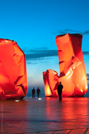 Vernissage,Ostende,Belgique.l'heure bleue sur la promenade d'Ostende. Les promeneurs déambulent au milieu des sculptures contemporaines flamandes.