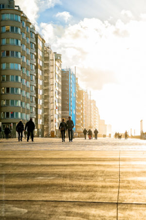 Ostende Seafront.Une lumière flamande éclaire la promenade d'Ostende.