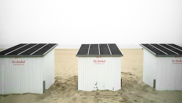Les cabines sur la plage d'Ostende en Belgique s'installent pour la saison. La Boutique Caméra Singulier