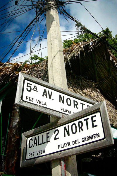 Vamos Playa Del Carmen au Mexique, panneaux d'orientation. La Boutique Caméra Singulier