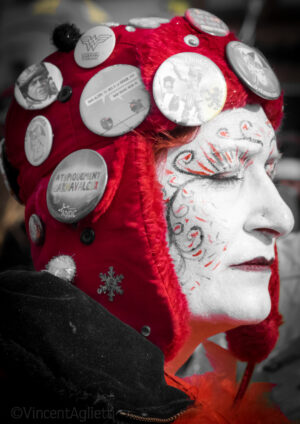 Personnage déguisé inspiré de Capitaine Marleau pendant le carnaval de Dunkerque à Bergues
