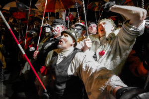 Rigodon.La premi&egrave;re ligne bloque le rigodon lors du chahut. Les hommes rompus &agrave; ces chahuts donnent le ton et entrainent les plus jeunes &agrave; ce rituel initiatique.