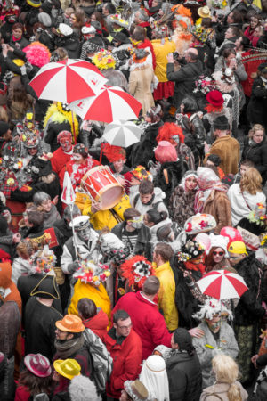 Mais o&ugrave; est le carnaval, un groupe de musiciens traversant la foule des carnavaleux du carnaval de Dunkerque avec leurs tambours et berguenards.