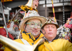 Yellow Men.Portrait de deux musiciens en pause avec des regards tr&egrave;s divergents.