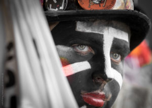 Mineur. Portrait d'un jeune carnavaleux maquillé en mineur, le regard lointain après quelques jours de Carnaval.