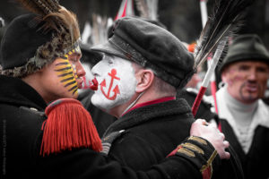 Zotche. Deux carnavaleux s embrassant sur la bouche en signe de bonjour, c'est le zotche.