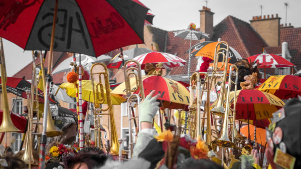 Cuivres et Berguenards. Trombones et berguenards portés à bout de bras au carnaval de Bergues.
